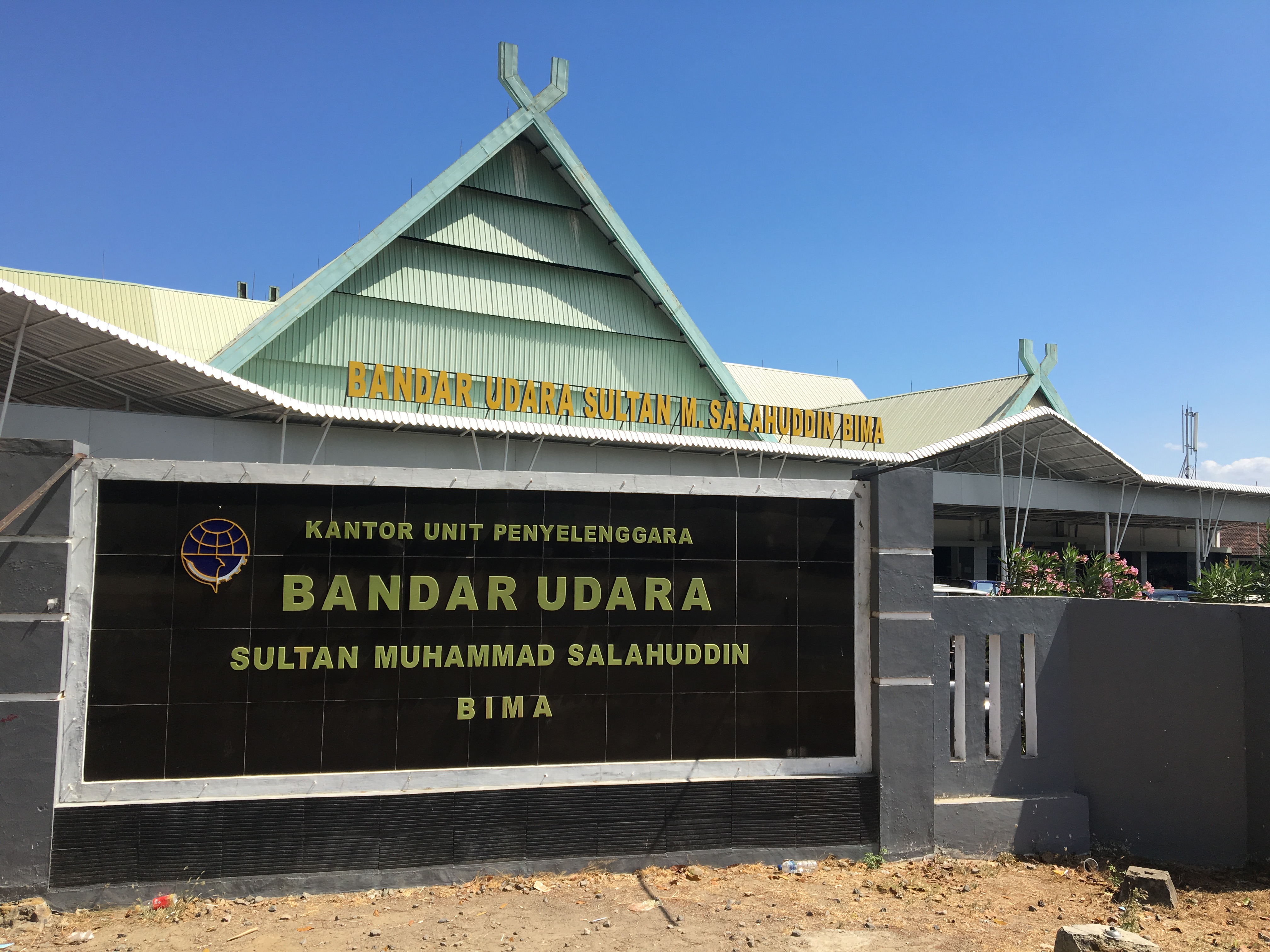 Bandar Udara Sultan Muhammad Salahudin Wikipedia Bahasa