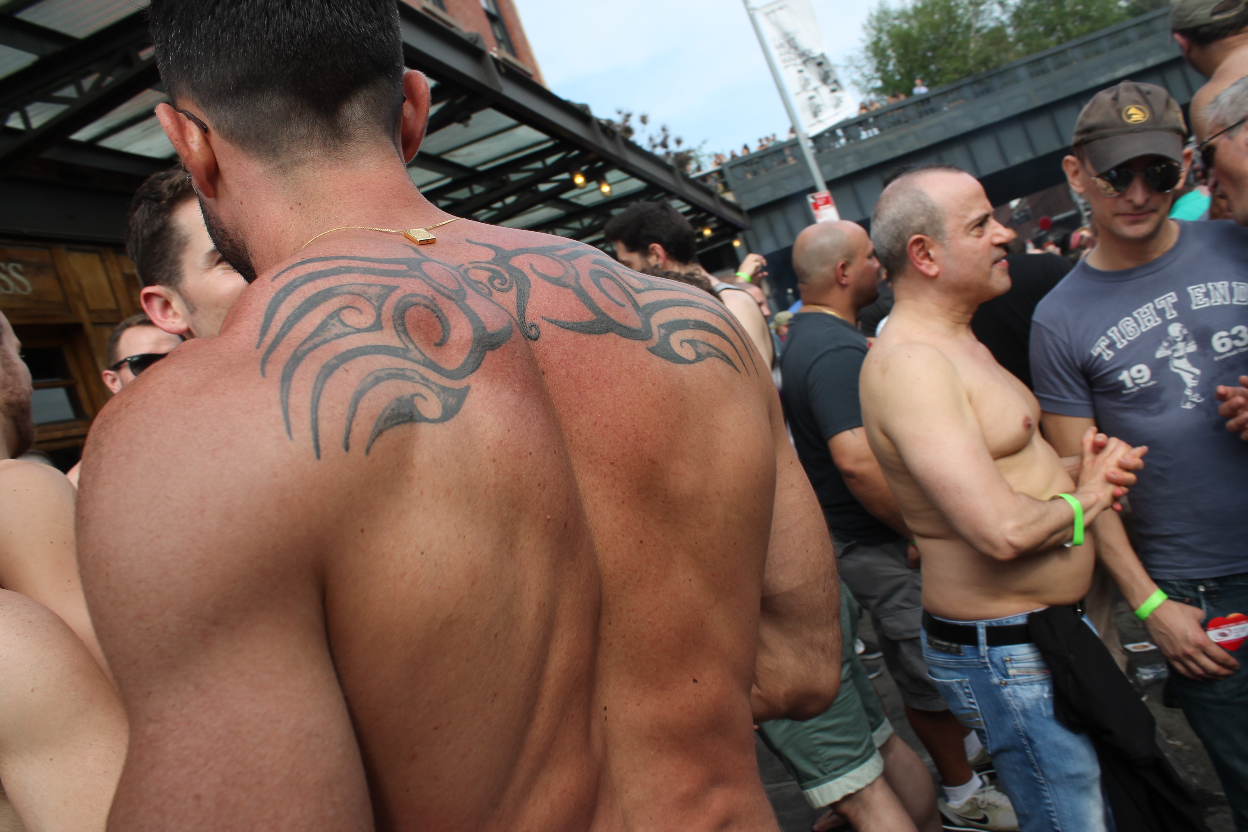 Street born. Фолсом стрит фейр. Folsom Street Fair. Broad Shoulders from back.