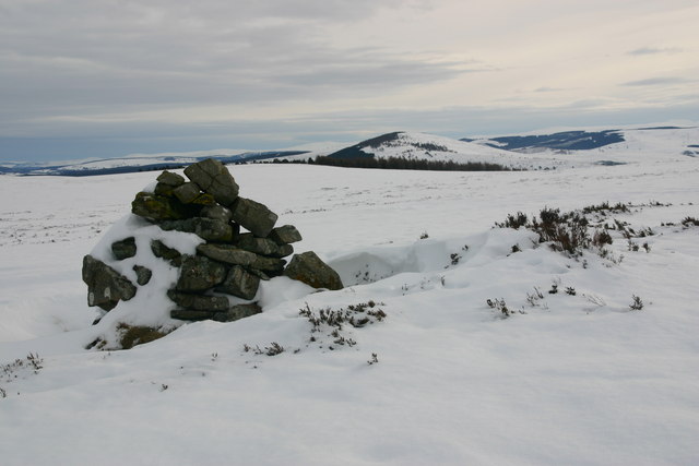 File:Brux Hill summit cairn looking SE - geograph.org.uk - 1163746.jpg