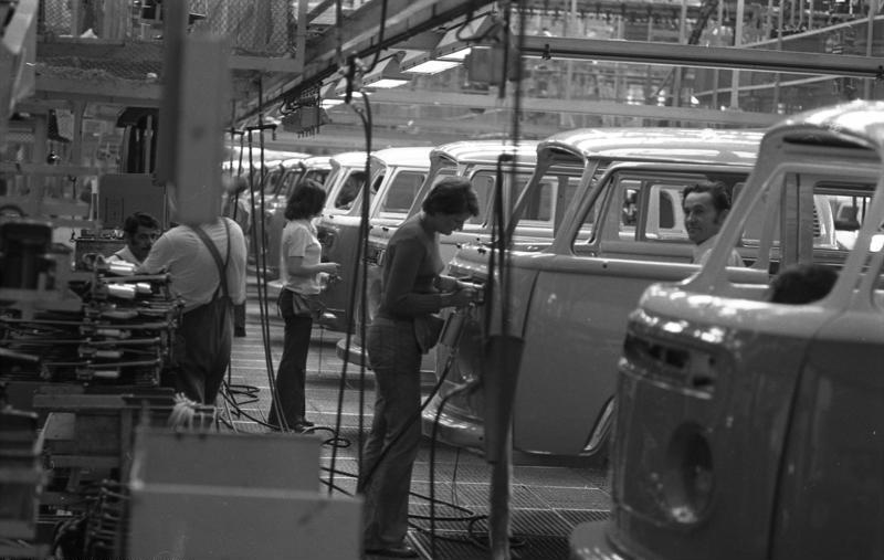 File:Bundesarchiv B 145 Bild-F040740-0008, Hannover, VW Autowerk.jpg