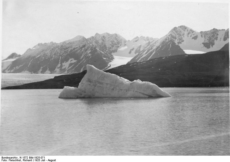 File:Bundesarchiv N 1572 Bild-1925-071, Polarfahrt Dampfer "München", Treibende Eisberge.jpg