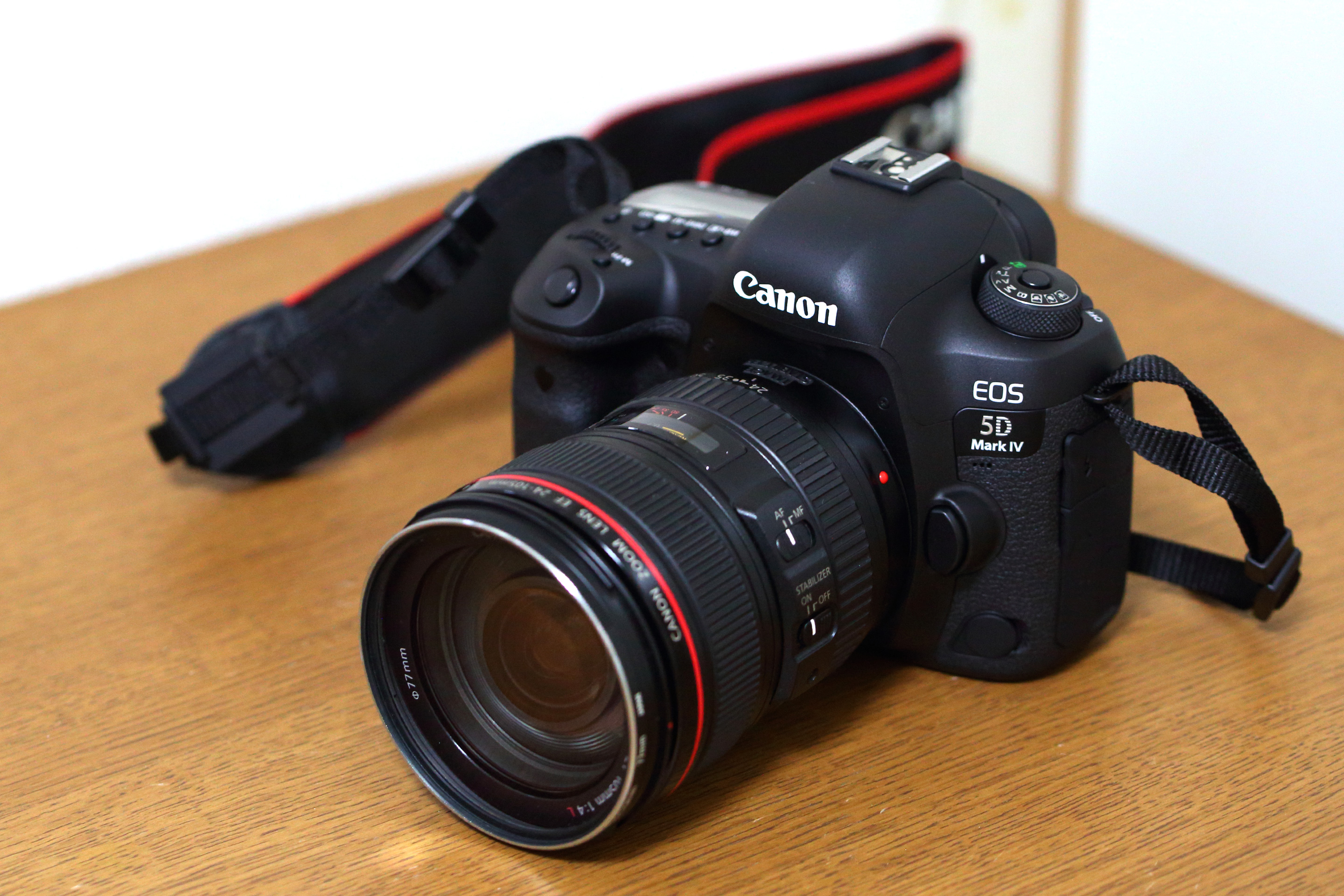 ファイル:Canon EOS 5D Mark-IV and EF24-105mm F4L IS USM.jpg 