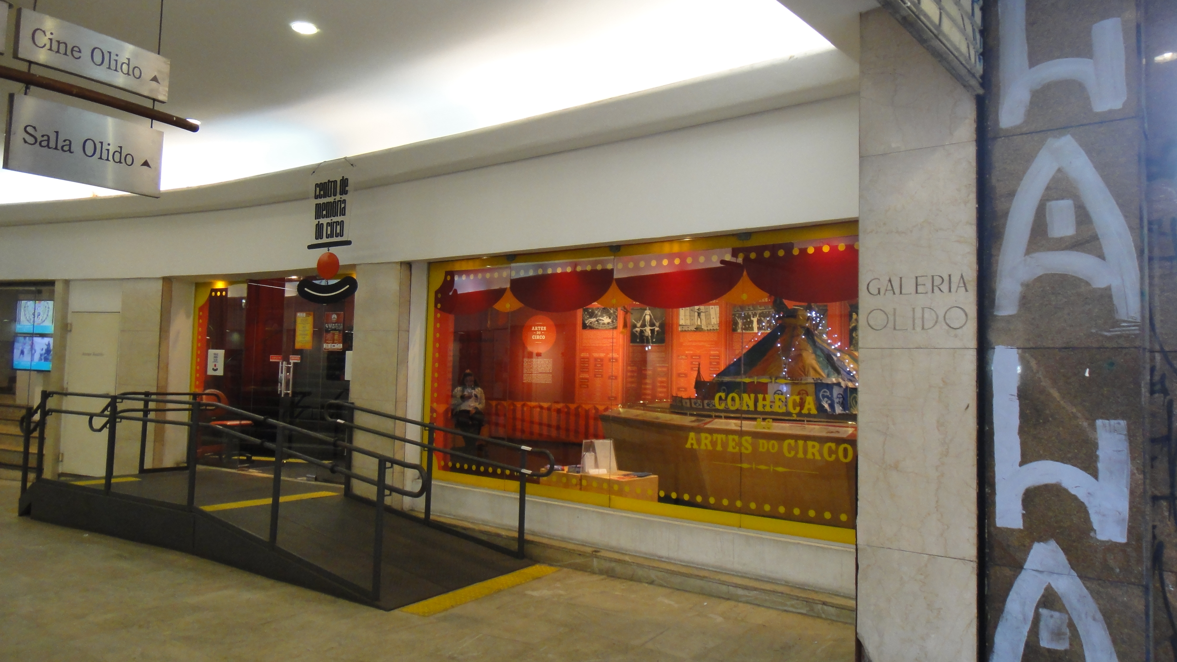 Entrada da Rua Dom José de Barros da Galeria Olido com vista da parte térrea do Centro de Memória do Circo em São Paulo - SP.