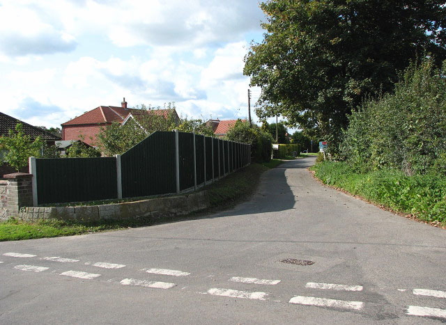 File:Cross Road - geograph.org.uk - 986293.jpg