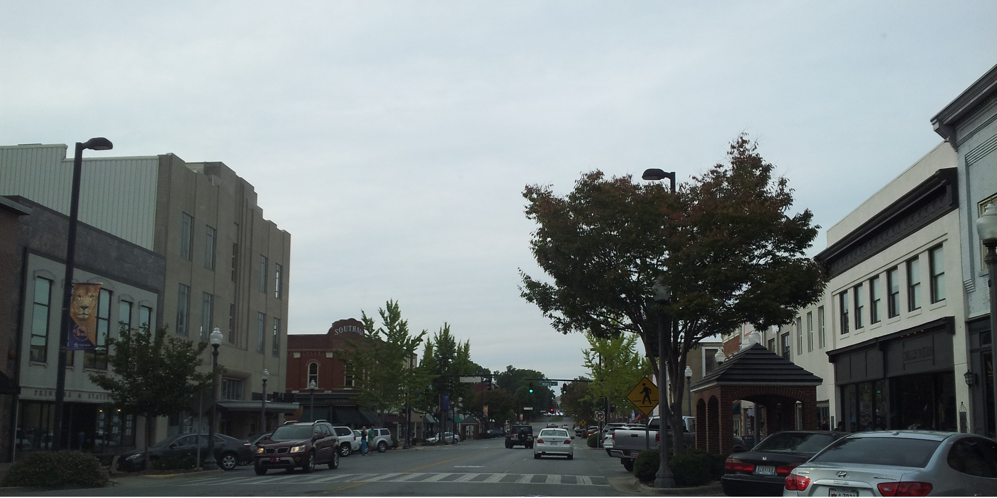 https://upload.wikimedia.org/wikipedia/commons/0/0c/Downtown_Florence_Historic_District_cropped.jpg