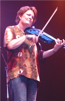 Eileen Ivers on stage in Lorient, Brittany in 2003