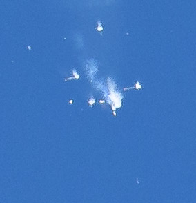 La mauvaise séparation des propulseurs d’appoint du lanceur est visible sur cette photo de Soyouz MS-10 à 50 km d'altitude.