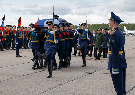 File:Farewell to the body of Alexander Prohorenko on Chkalauski airfield 06.jpg