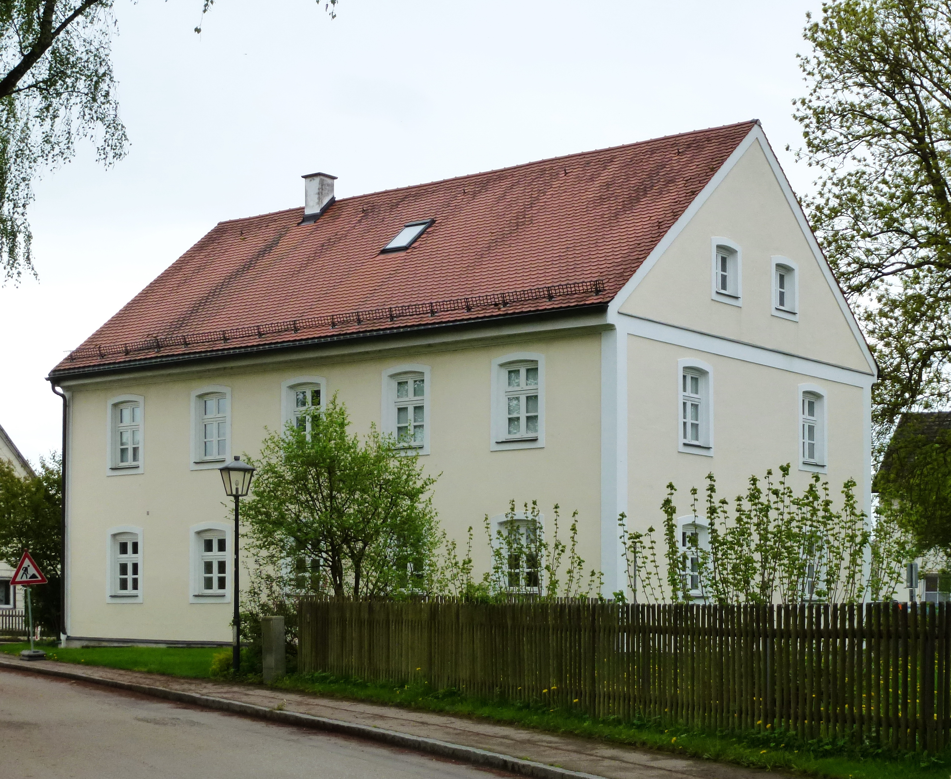 Großberghofen (Gde Erdweg)_Walkertshofener Str14: Ehemalige Pfarrhof Expositur (d.h. Seelsorgebereic...