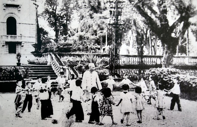 Tập tin:Ho-chi-Minh with children (7).jpg