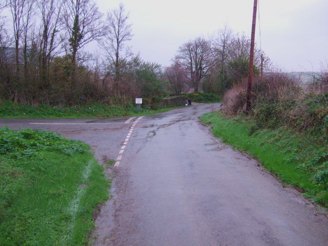 File:Junction at Tinnel - geograph.org.uk - 338191.jpg