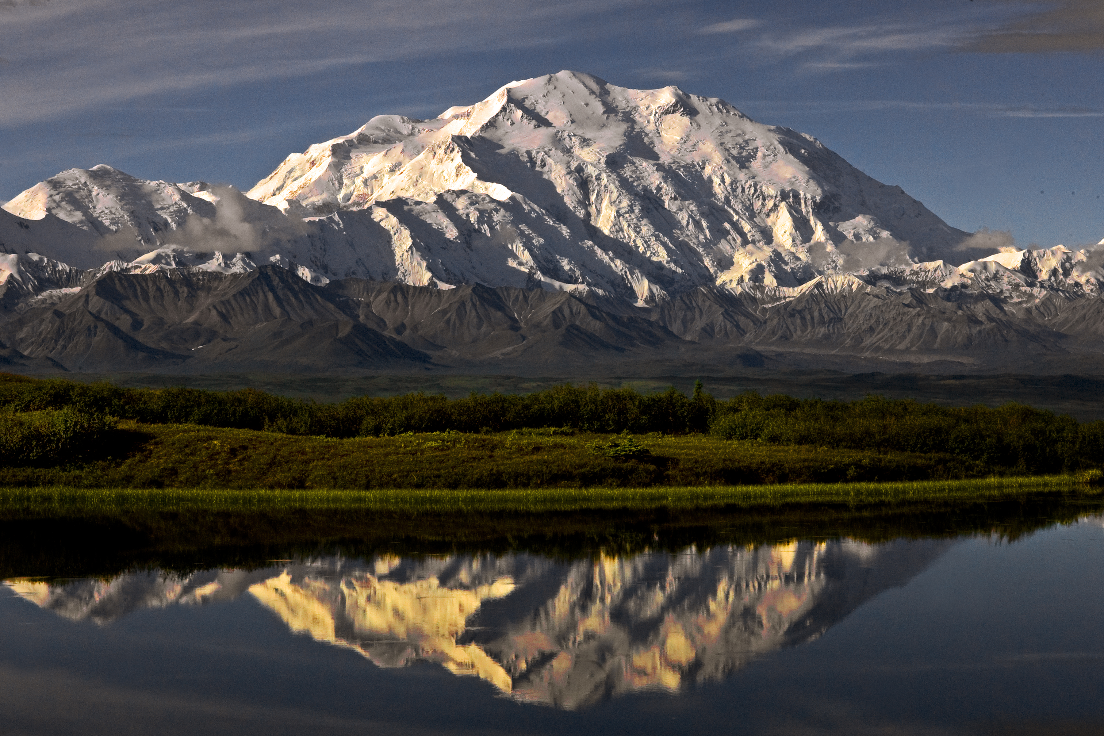 На западе расположены высочайшие горы северной америки. Аляска гора Денали. Гора Денали Северная Америка. Национальный парк Денали Аляска. Гора Мак Кинли.