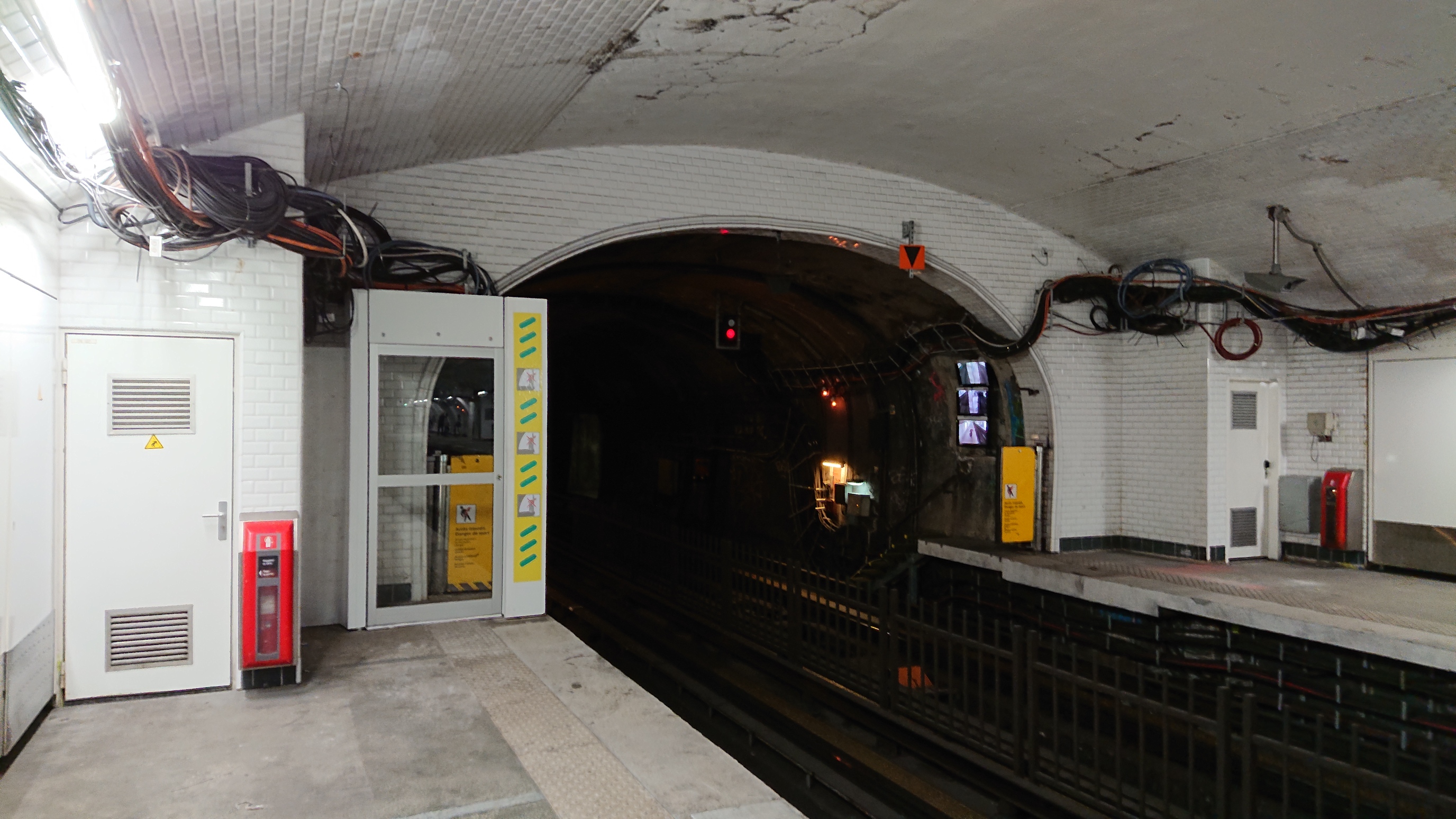 Помещений в первую очередь. Metro Mouton-Duvernet - Paris 14.