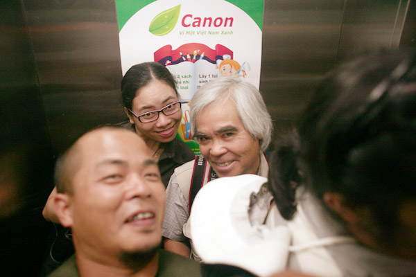 File:Mr. Nick Ut with his students (IMMF 2010 - Hanoi).jpg