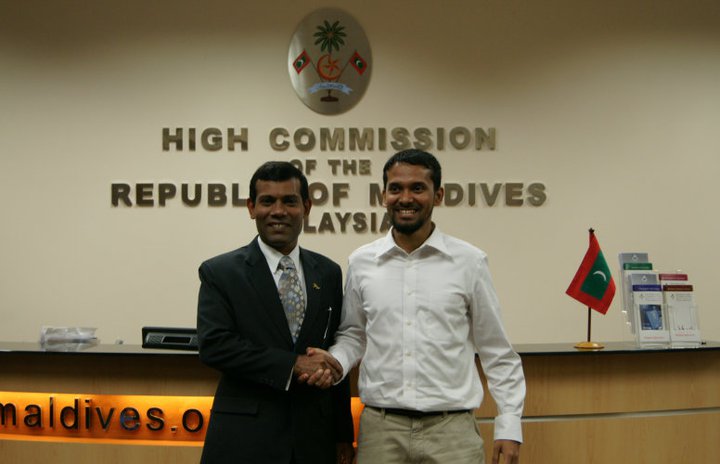 File:Muad Mohamed Zaki with Presiden Nasheed.jpg