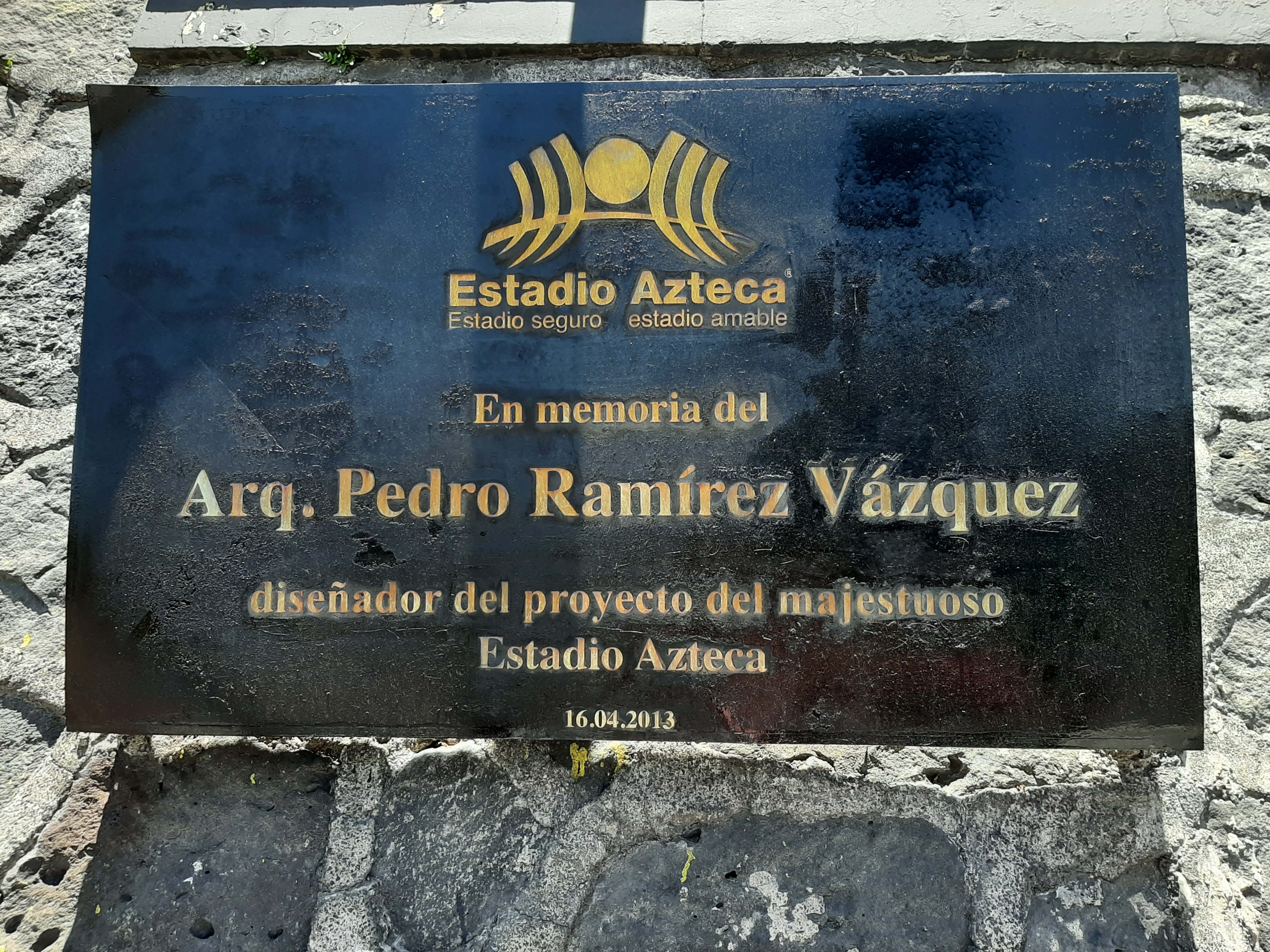 Placa en honor a Pedro Ramírez Vázquez en el [[Estadio Azteca