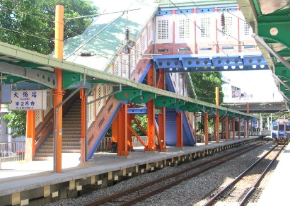 File:Platform 2, TRA Daciao Station 20050523.jpg