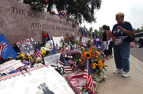 File:Reagan Library sign tributes.jpg