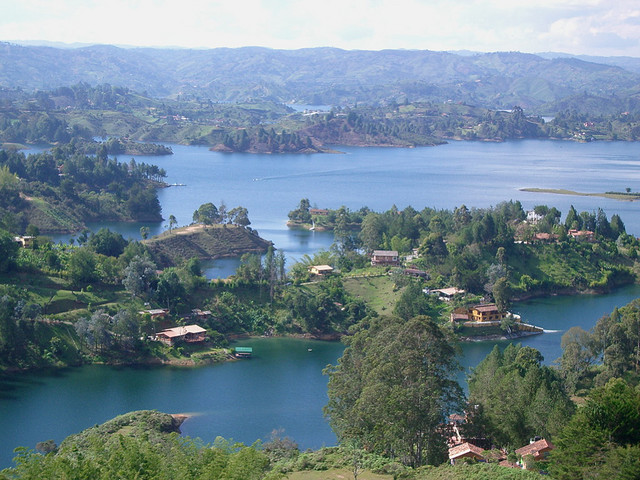 File:Represa Peñol-Guatape 4.jpg