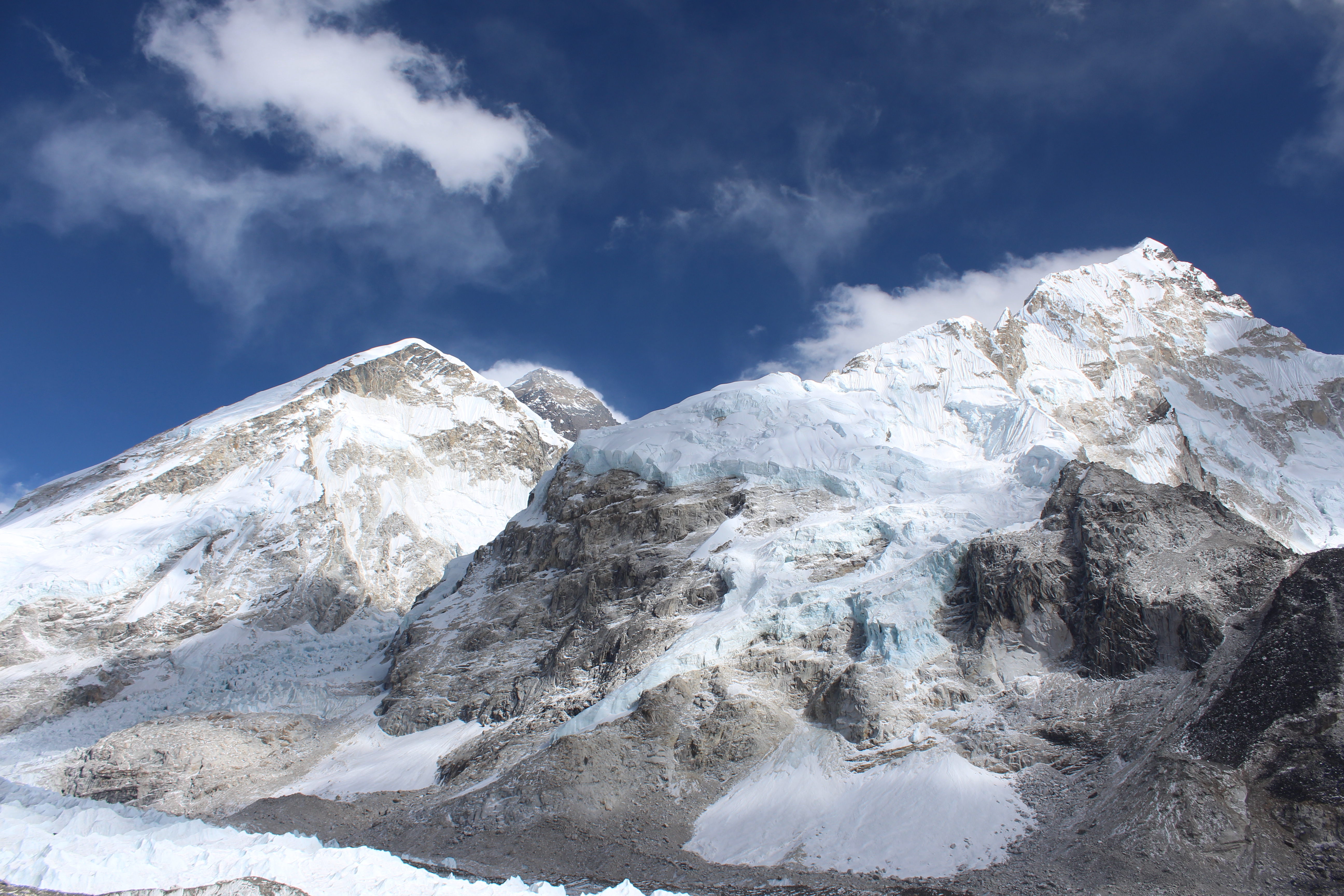 File Sagarmatha National Region Mount Everest Behind Mt Nuptse And Mt Lhotse Jpg Wikimedia Commons
