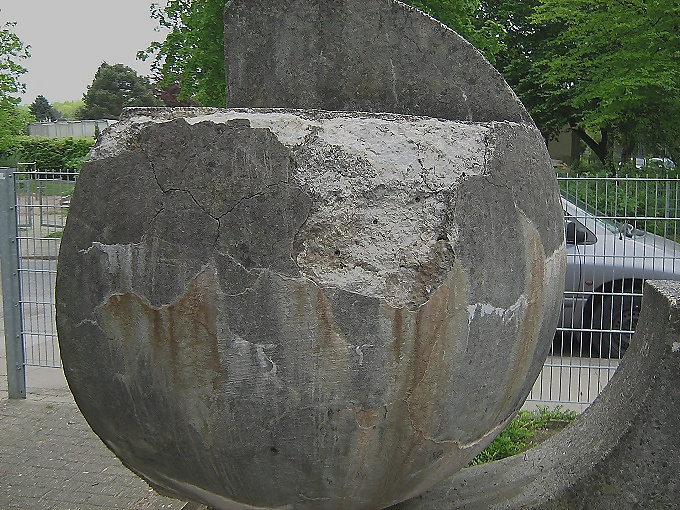 File:Skulptur Geöffnete Weltkugel 2012.jpg