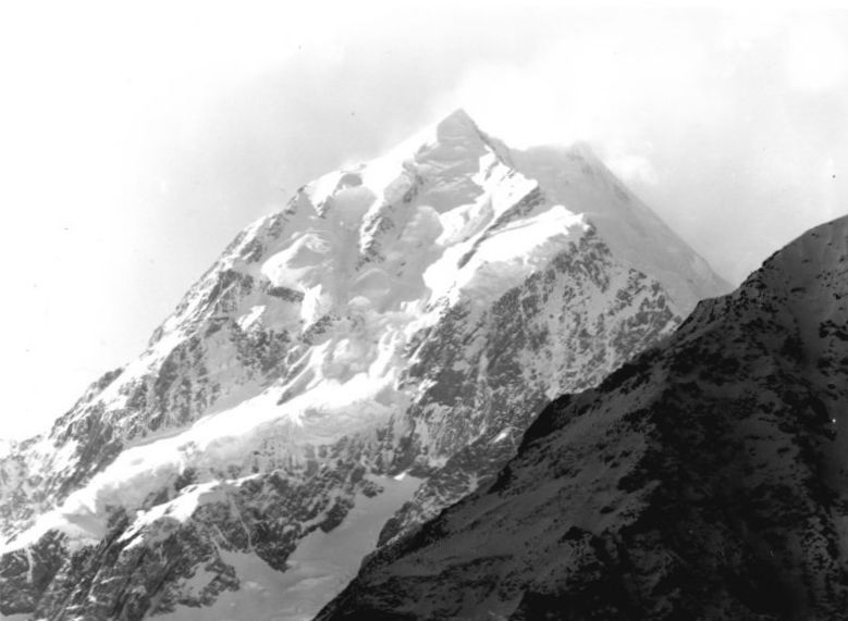 File:Telephoto shot of summit of Mount Cook from Hermitage (3308574838).jpg