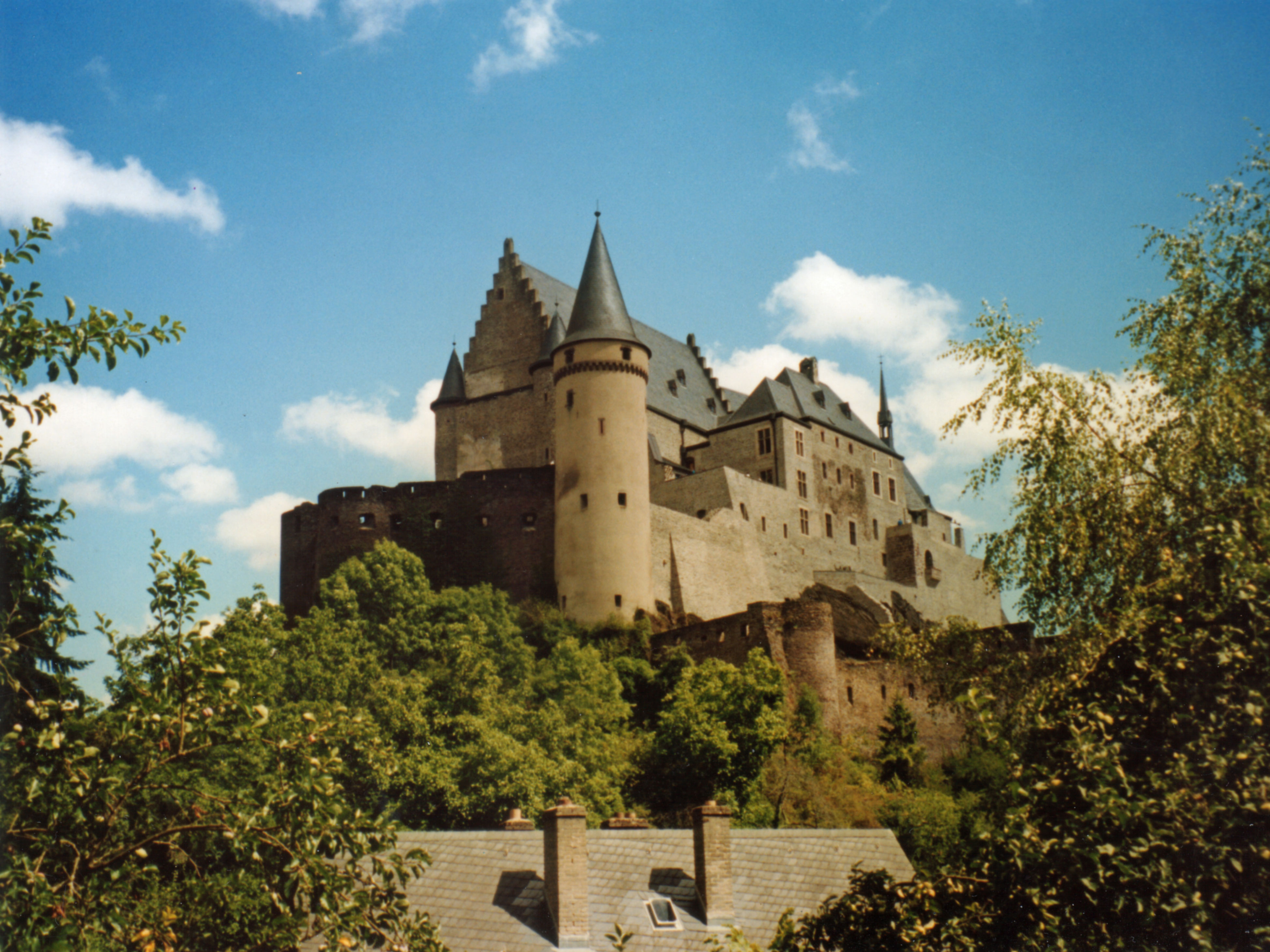 Castle 7 2. Замок Вианден. Вианден Люксембург. Вианденский замок в Люксембурге. Люксембург маленькая крепость.