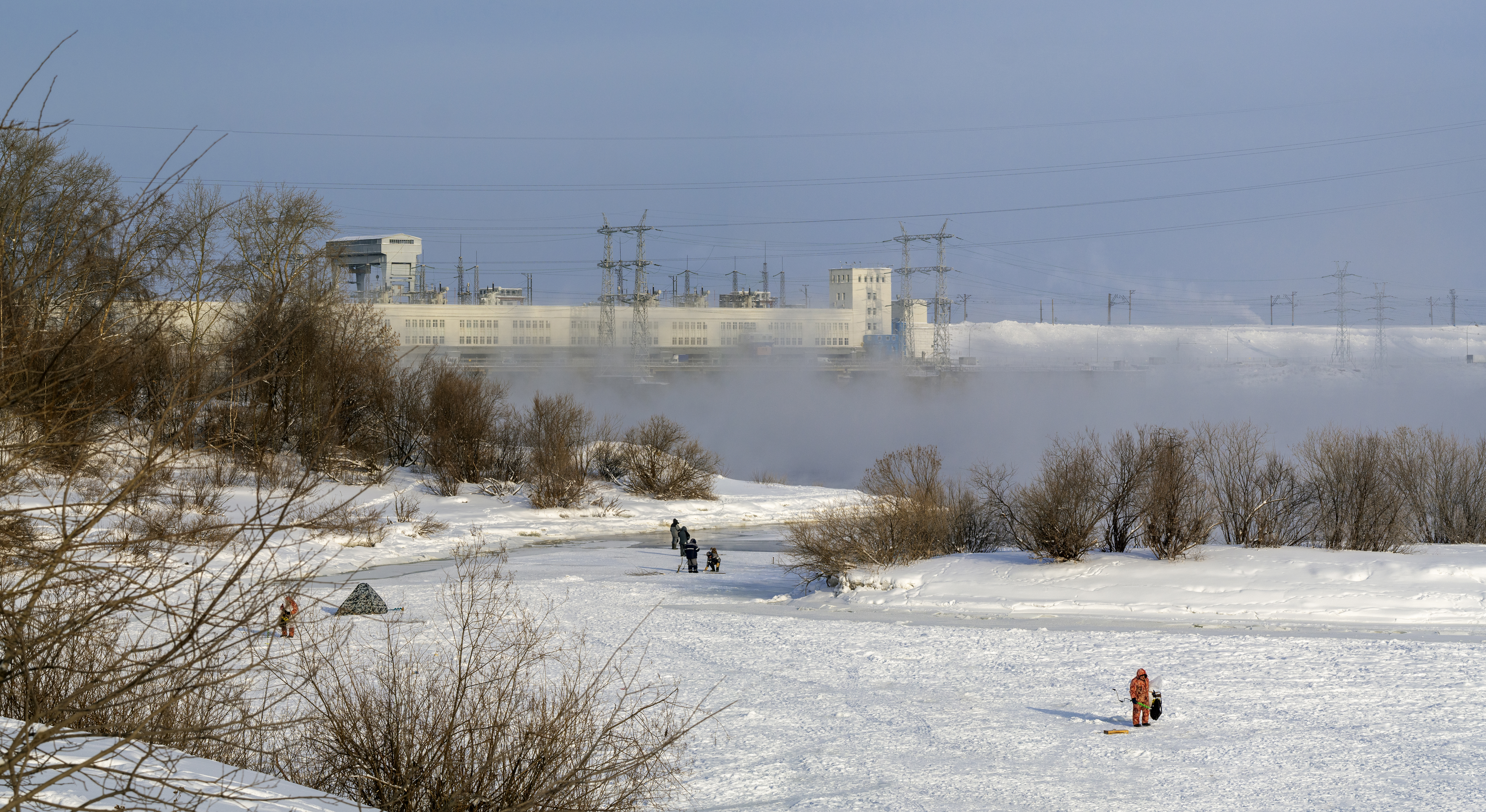 Камская ГЭС зимой. Вид с моста над рекой Гайва.jpg