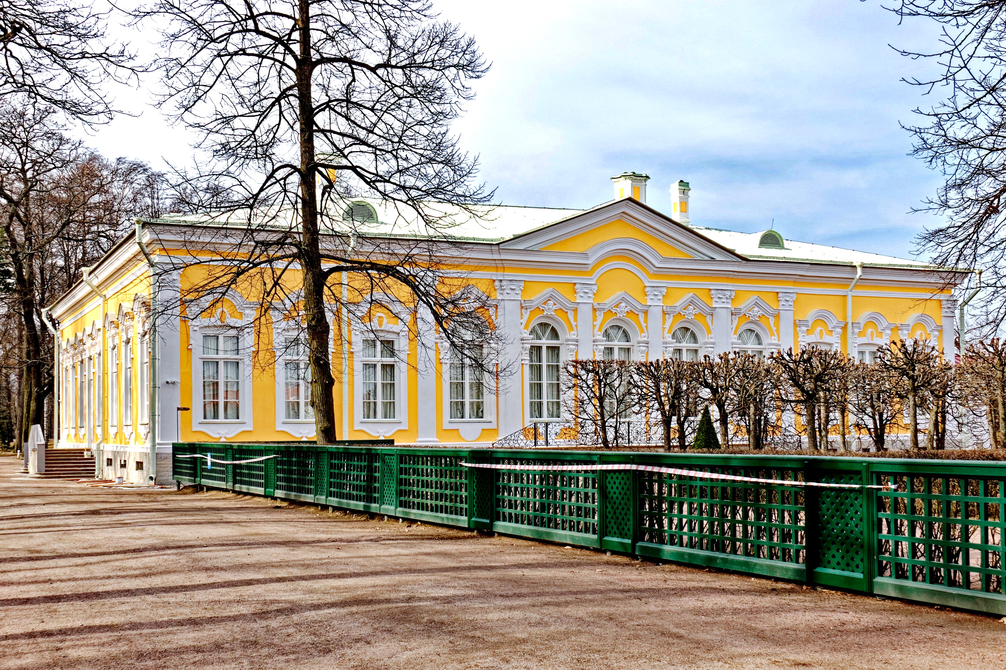 Петрович петергоф. Екатерининский корпус в Петергофе. Екатерининский корпус Монплезира в Петергофе. Монплезир Екатерининский корпус. Дворец Монплезир Екатерининский корпус.