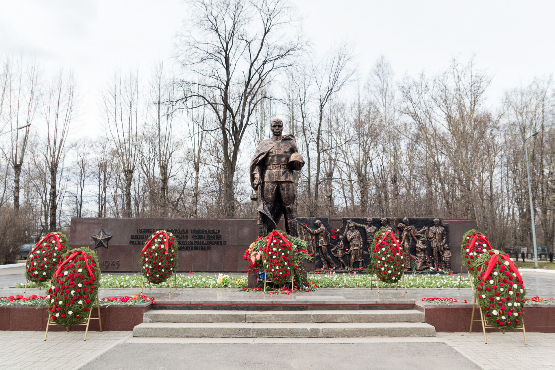 Поляна череповец. Мемориал Ясная Поляна Череповец. Военное кладбище Череповец. Памятники ВОВ В Череповце. Череповец мемориал на кладбище.