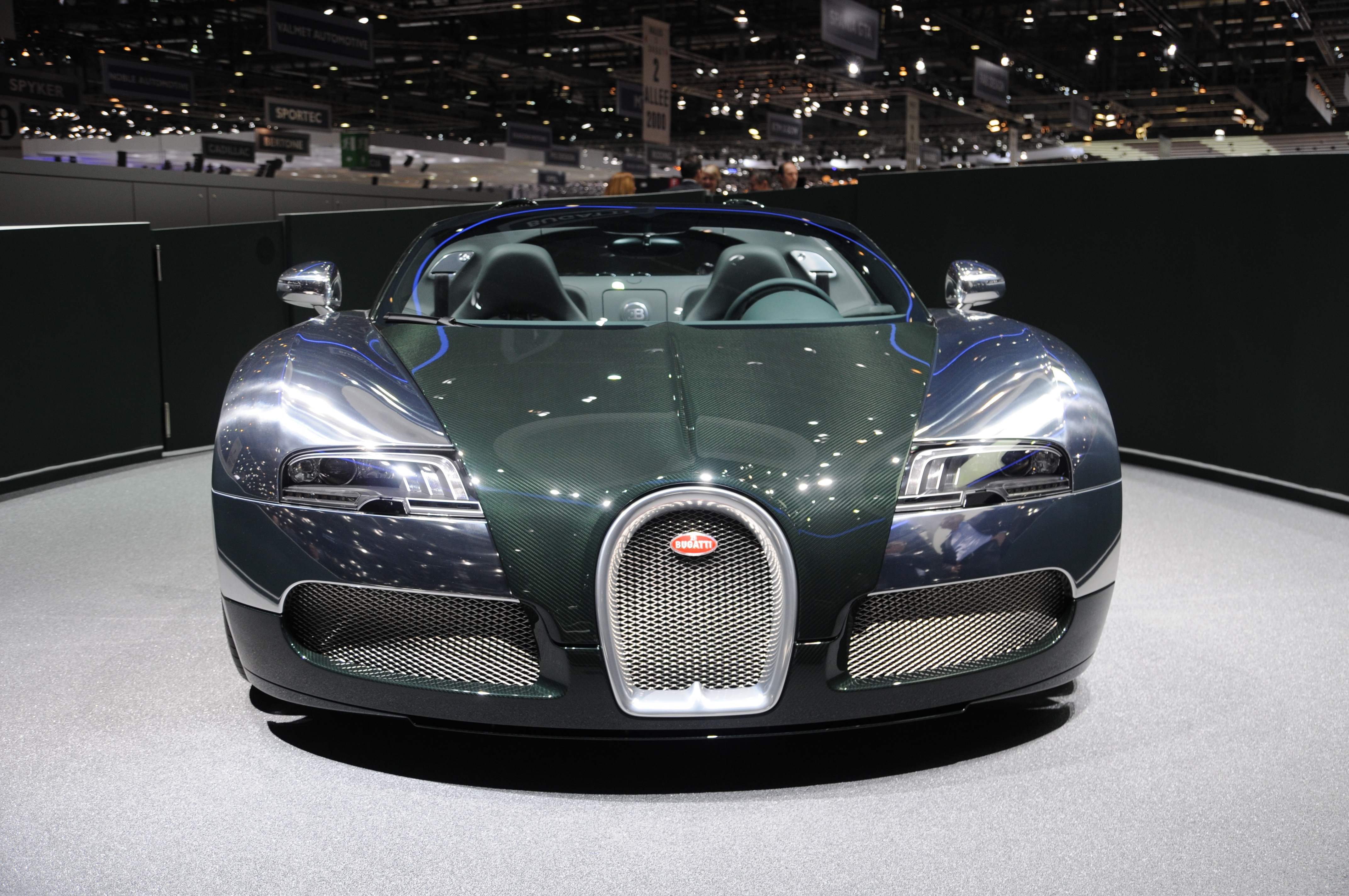Bugatti производитель. Bugatti Veyron Grand Sport. Бугатти Gold. Бугатти Страна производитель.