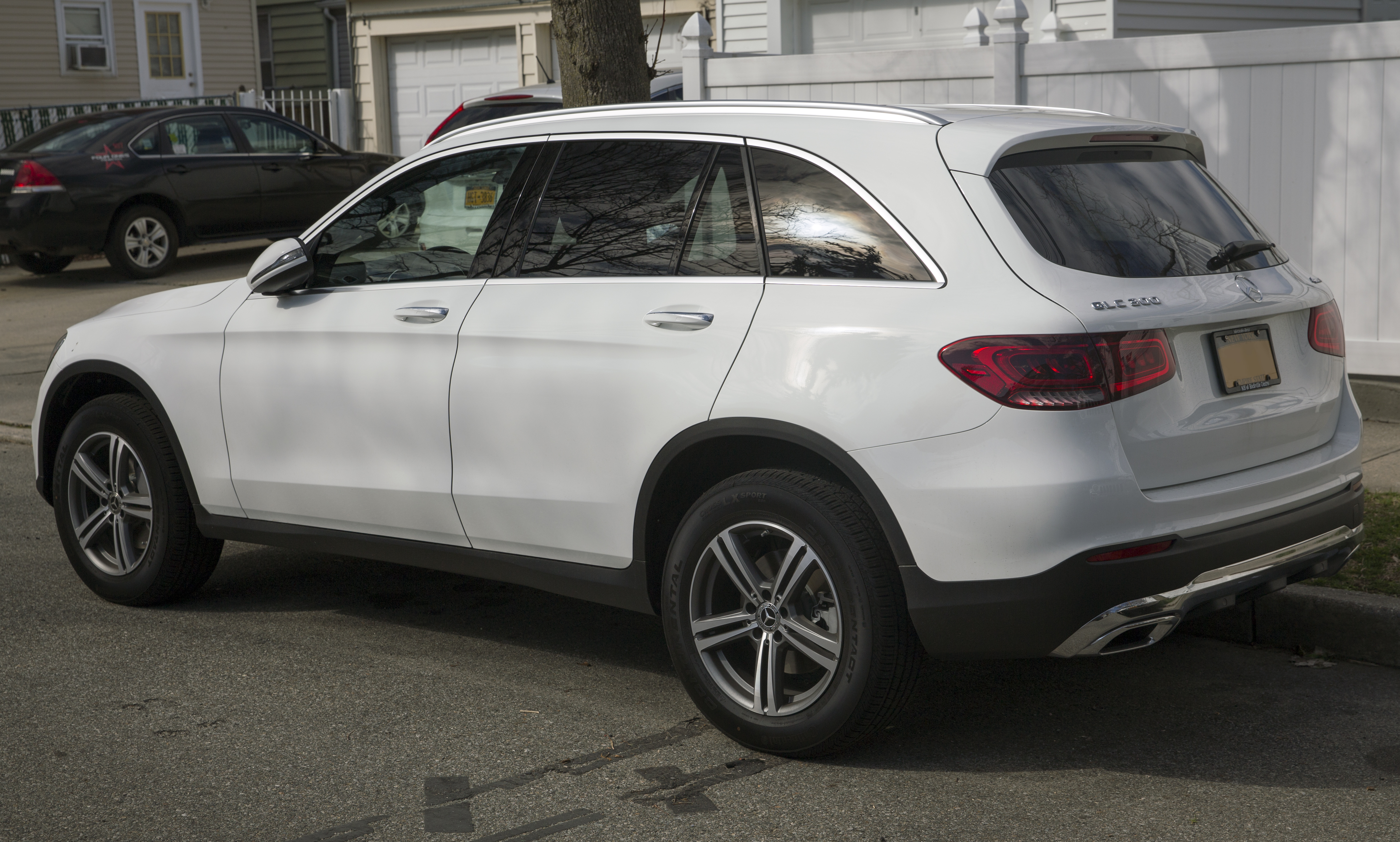 File Mercedes Benz Glc 300 4matic In Polar White Rear Left Jpg Wikimedia Commons