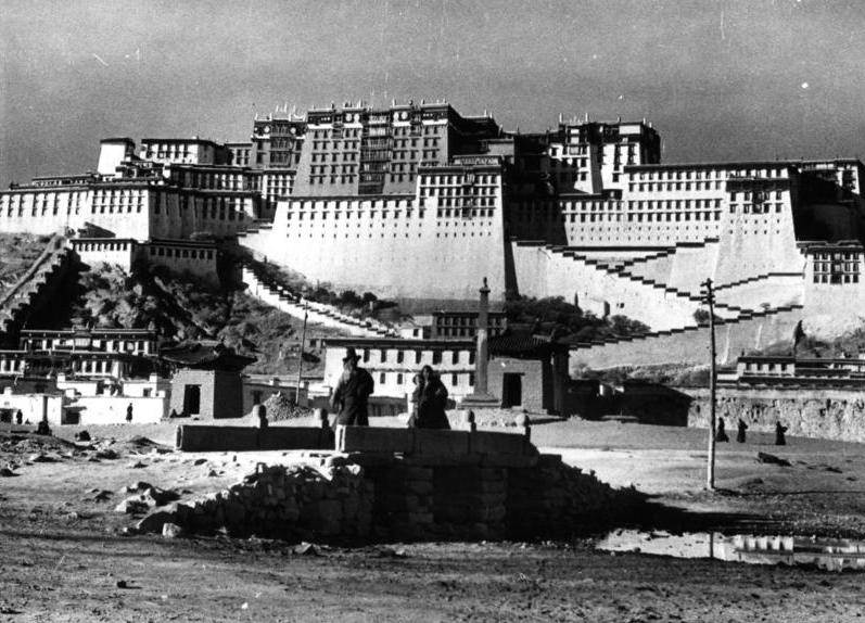 https://upload.wikimedia.org/wikipedia/commons/0/0d/Bundesarchiv_Bild_135-S-15-04-37%2C_Tibetexpedition%2C_Lhasa%2C_Potala.jpg