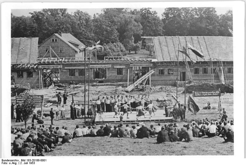 File:Bundesarchiv Bild 183-20188-0001, Günthersleben, Richtfest in der LPG.jpg