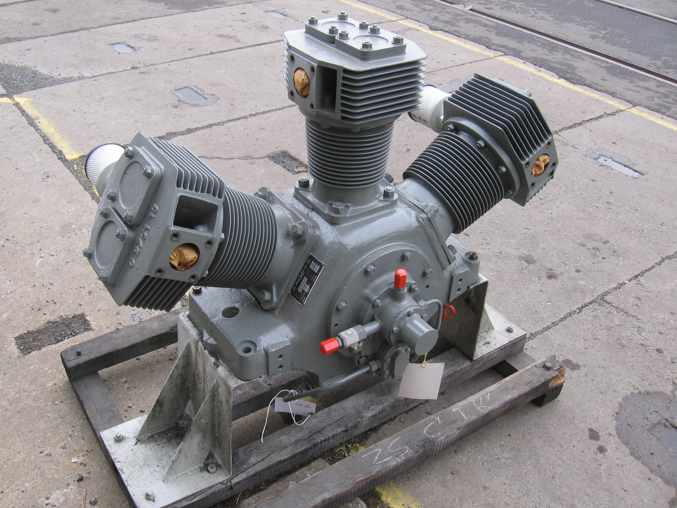 File:Compressor3.jpg - Wikimedia Commons