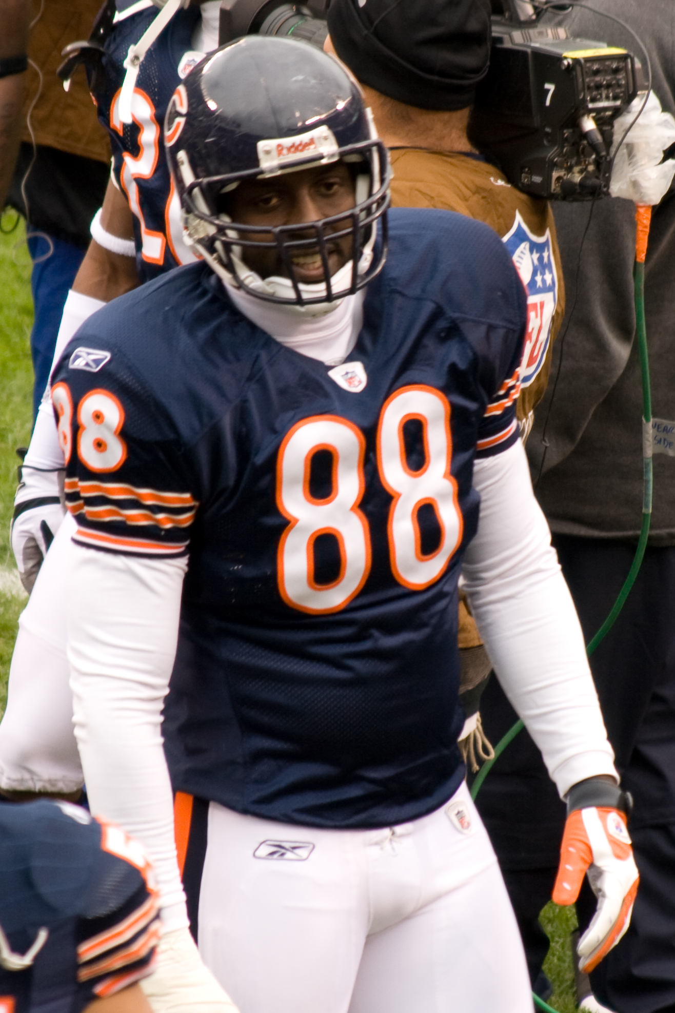 Chicago Bears tight end Desmond Clark against the Oakland Raiders in the first  day game at the new Soldier Field in Chicago on Sunday, Oct. 5, 2003. Photo  via Newscom Stock Photo - Alamy