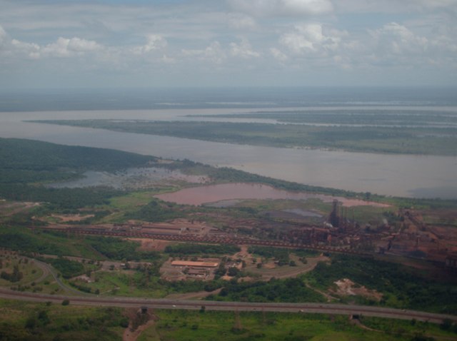 File:Industria de Ciudad Guayana, al fondo el Río Orinoco, estado Bolívar. Venezuela..JPG