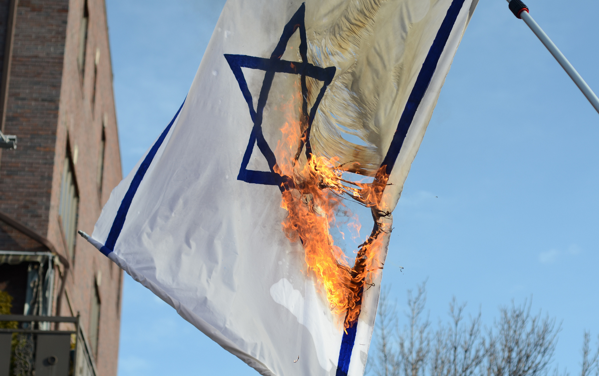 Israeli flag burned by Neturei Karta.jpg