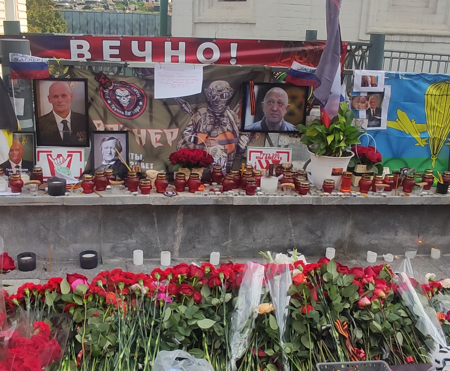 Memorial to PMC Wagner leadership in Moscow (27-08-2023).jpg