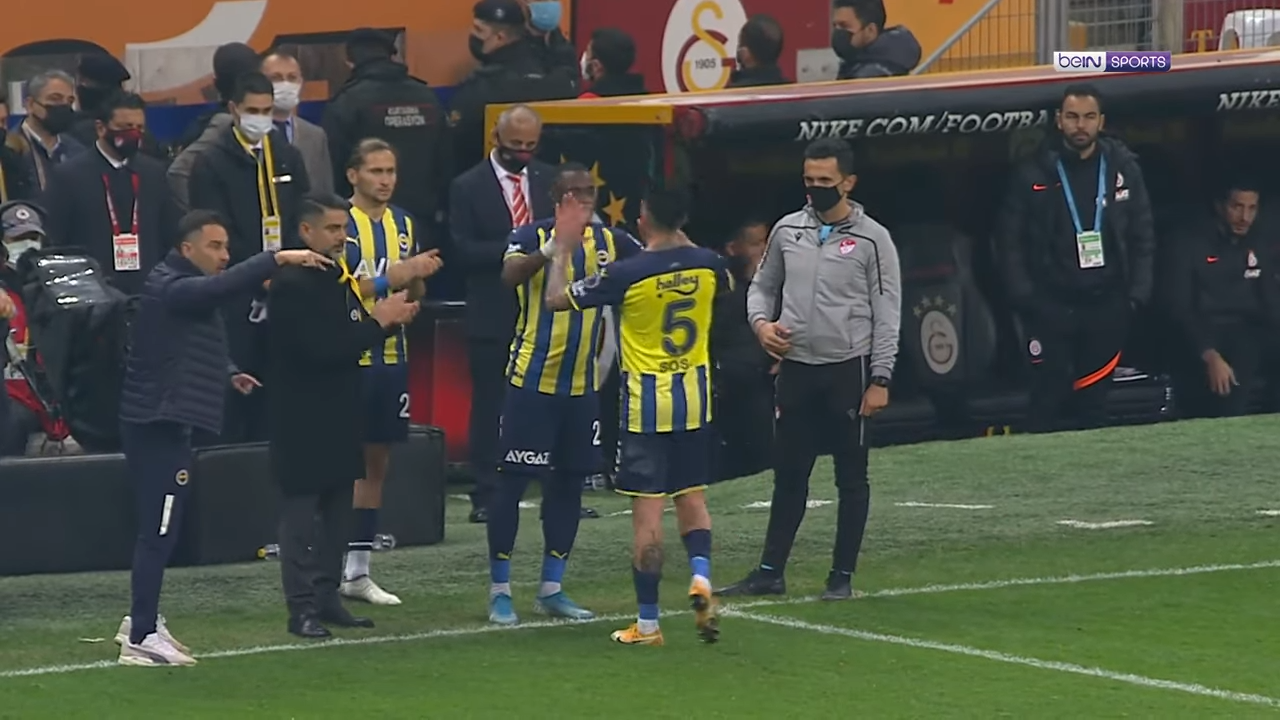 Oyuncu değiştirme (Fenerbahçe-Galatasaray derbi'de, 2021-22 Süper Lig)