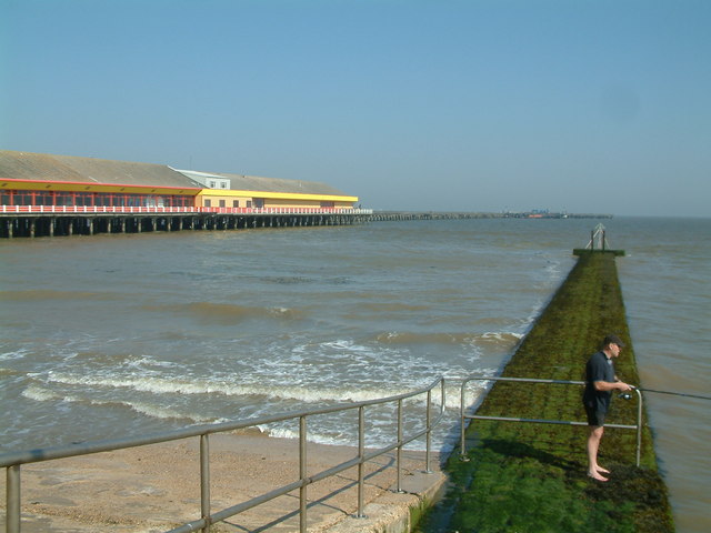 Pier and groyne, Walton-on-the-Naze - geograph.org.uk - 793382