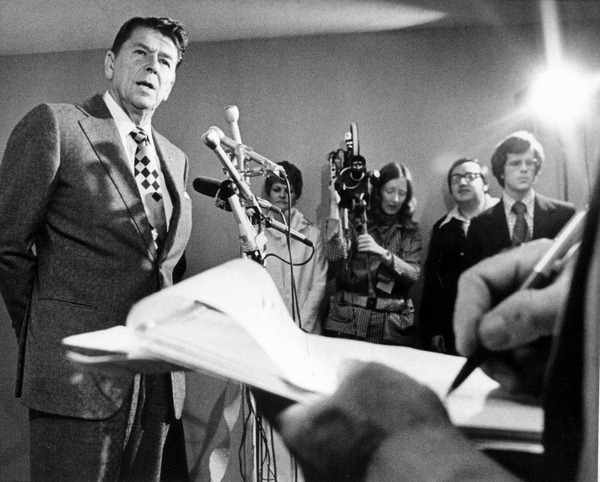 Ronald_Reagan_at_a_press_conference_in_1976.jpg