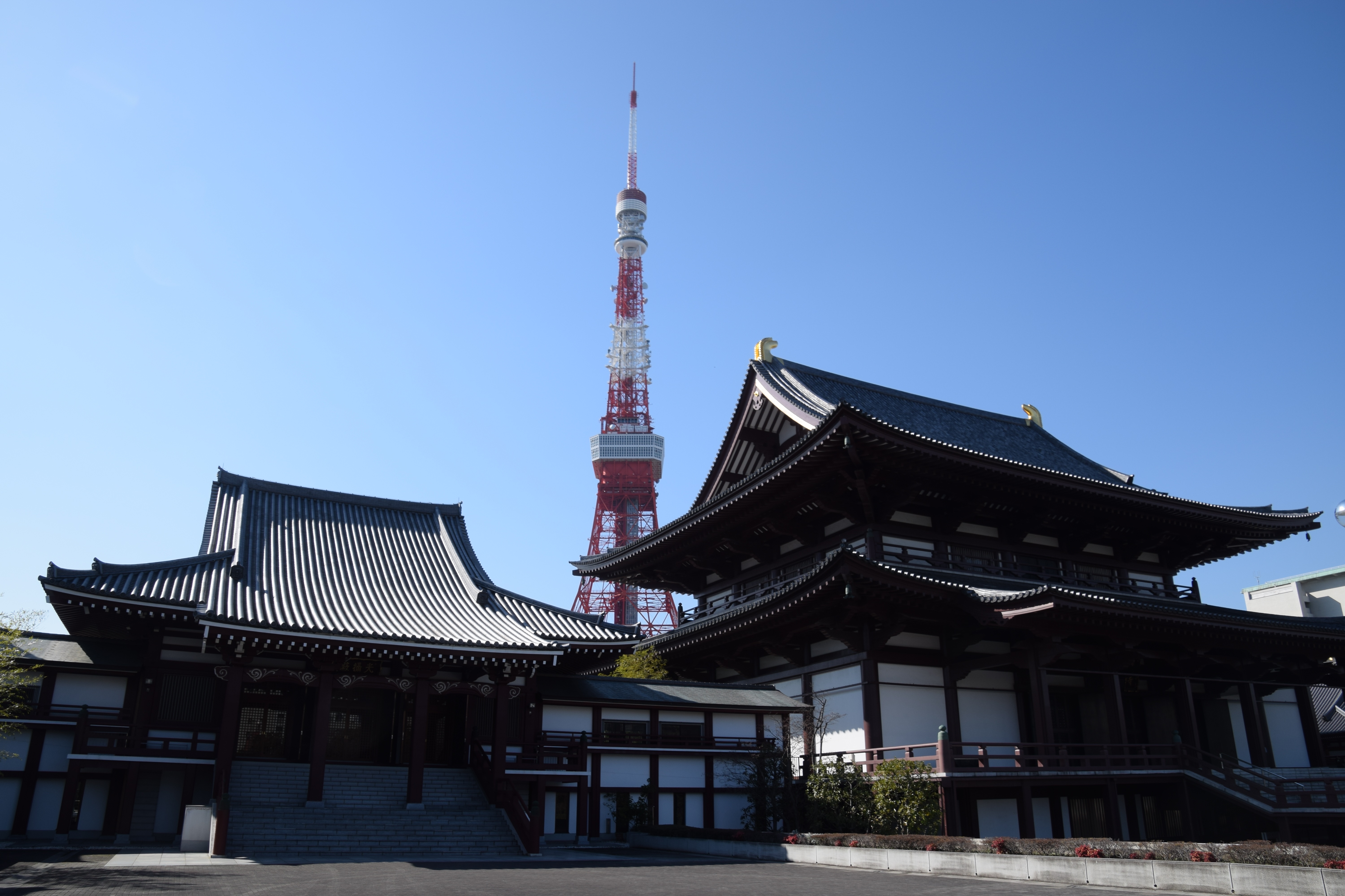 File:Traditional and Technology in Japan - Zojo-ji Temple and