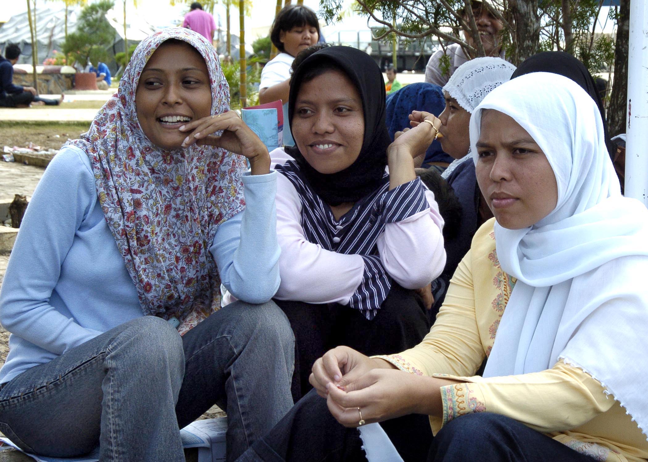 File US Navy 050114 N 6817C 302 The people  of Banda Aceh 