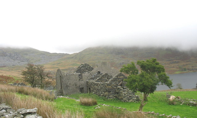 File:Upper Cwmstradllyn with the ruins of Tal-y-llyn - geograph.org.uk - 266908.jpg