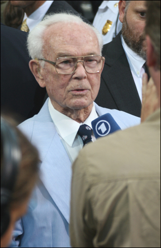 Walter Walsh, aged 101, attends the Federal Bureau of Investigation's 100th anniversary gathering in 2008