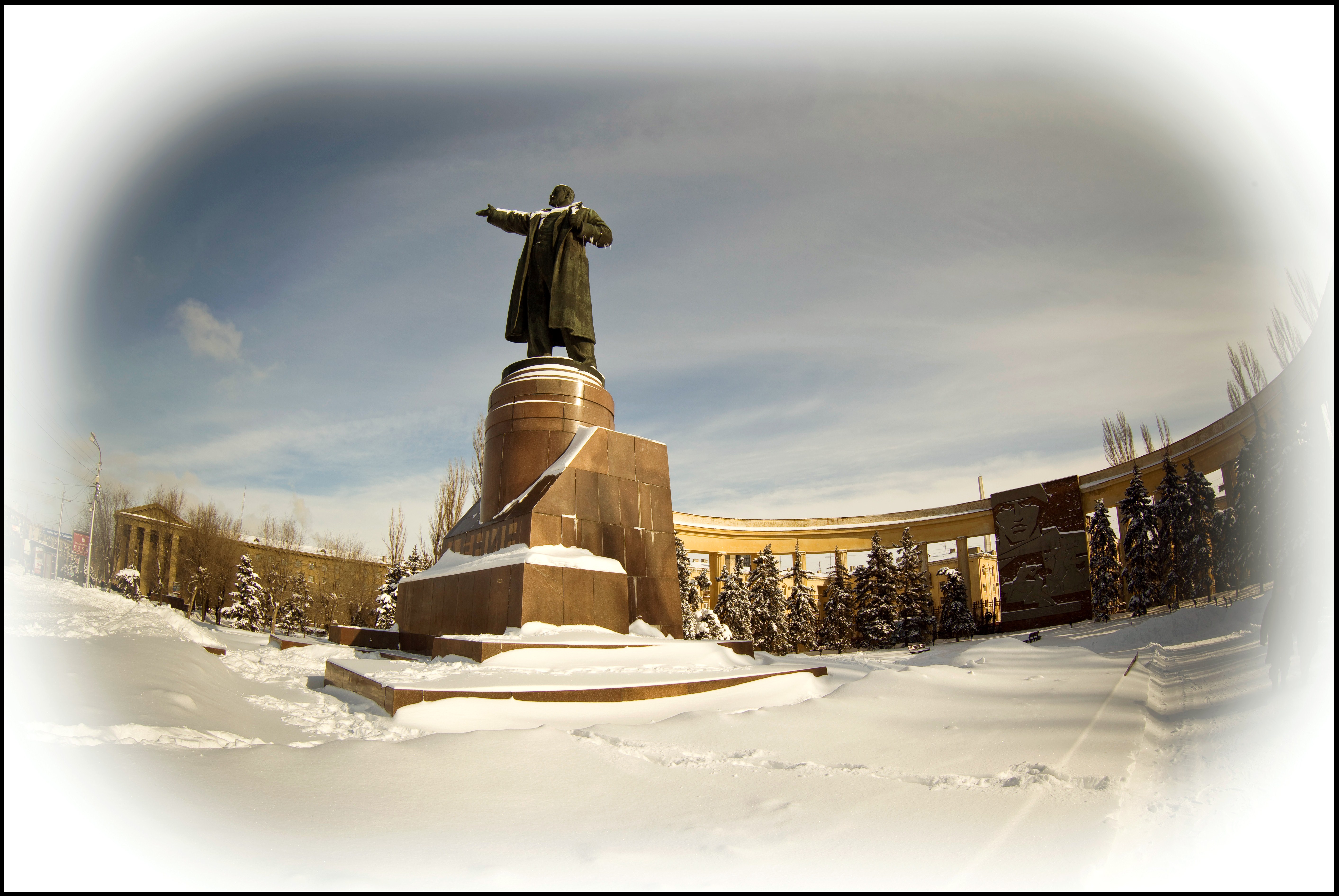 Памятник зиме. Волгоград монумент Ленина зимой. Волгоград памятник Ленину зимой. Памятник Ленину в Химках зимой. Площадь Ленина 36 Волгоград.