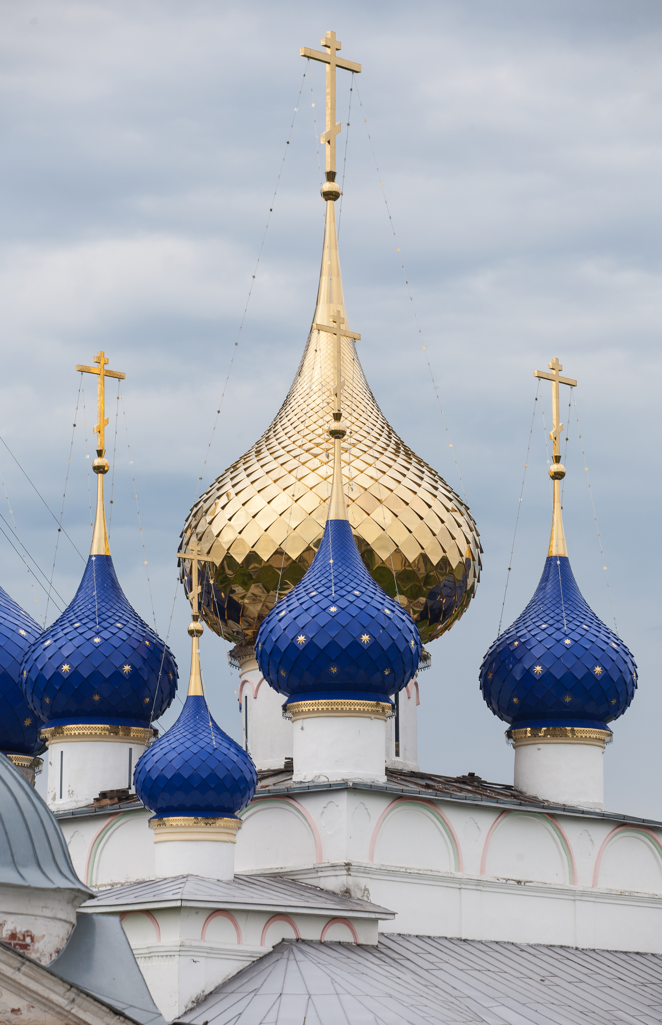 Форма куполов церквей. Золотые купола Московский храм Преображения Господня. Купол церкви Бронницы. Византийский шлемовидный купол.