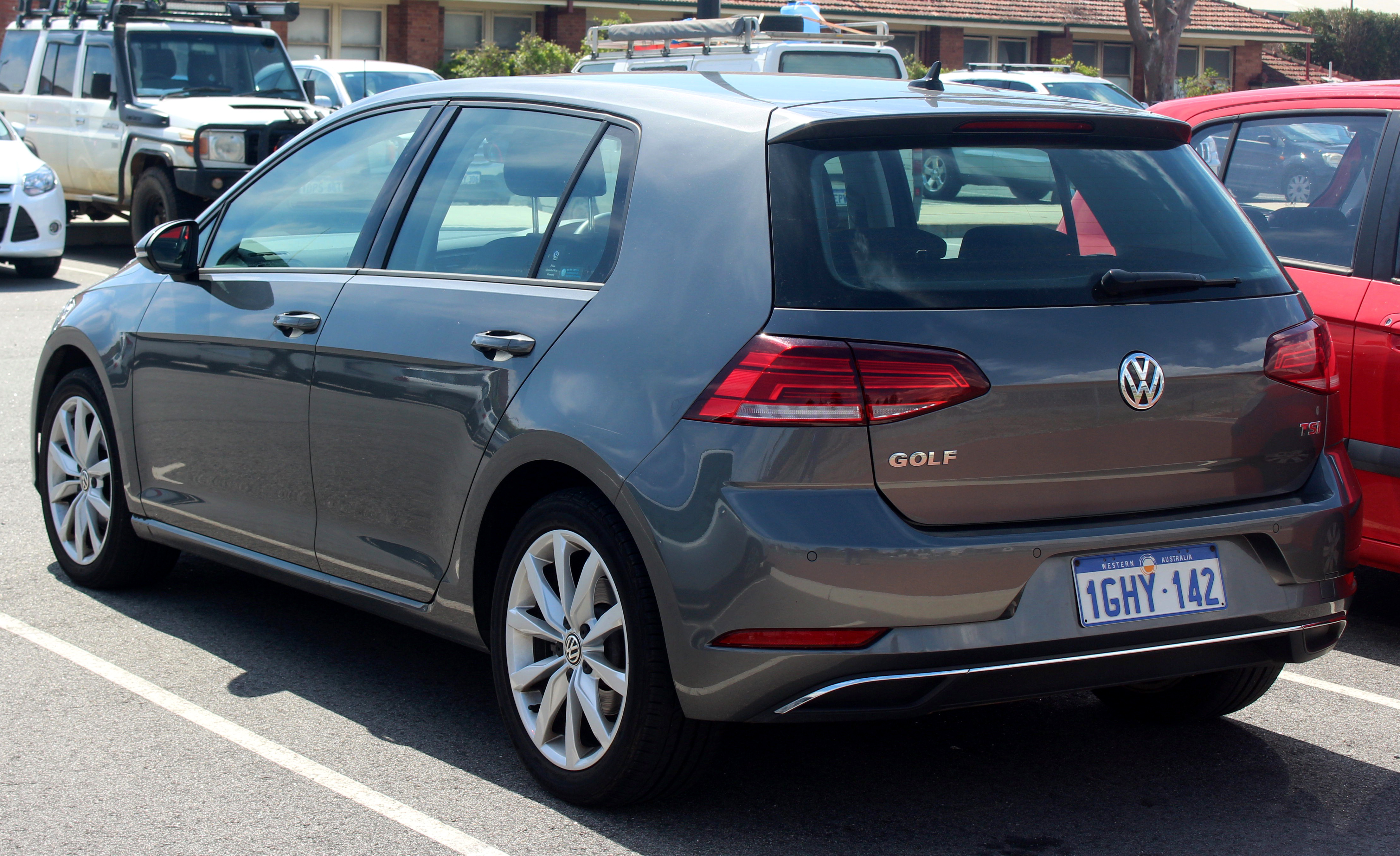 De kerk Verhoog jezelf Variant File:2017 Volkswagen Golf (5G MY17) 110TSI Comfortline hatchback  (2018-10-08) 02.jpg - Wikimedia Commons