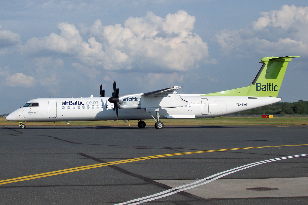 Air baltic. DHC 8-q400. Air Baltic Bombardier a400. Бомбардье DHC-8 q400 ТХ. BT-812 Air Baltic.